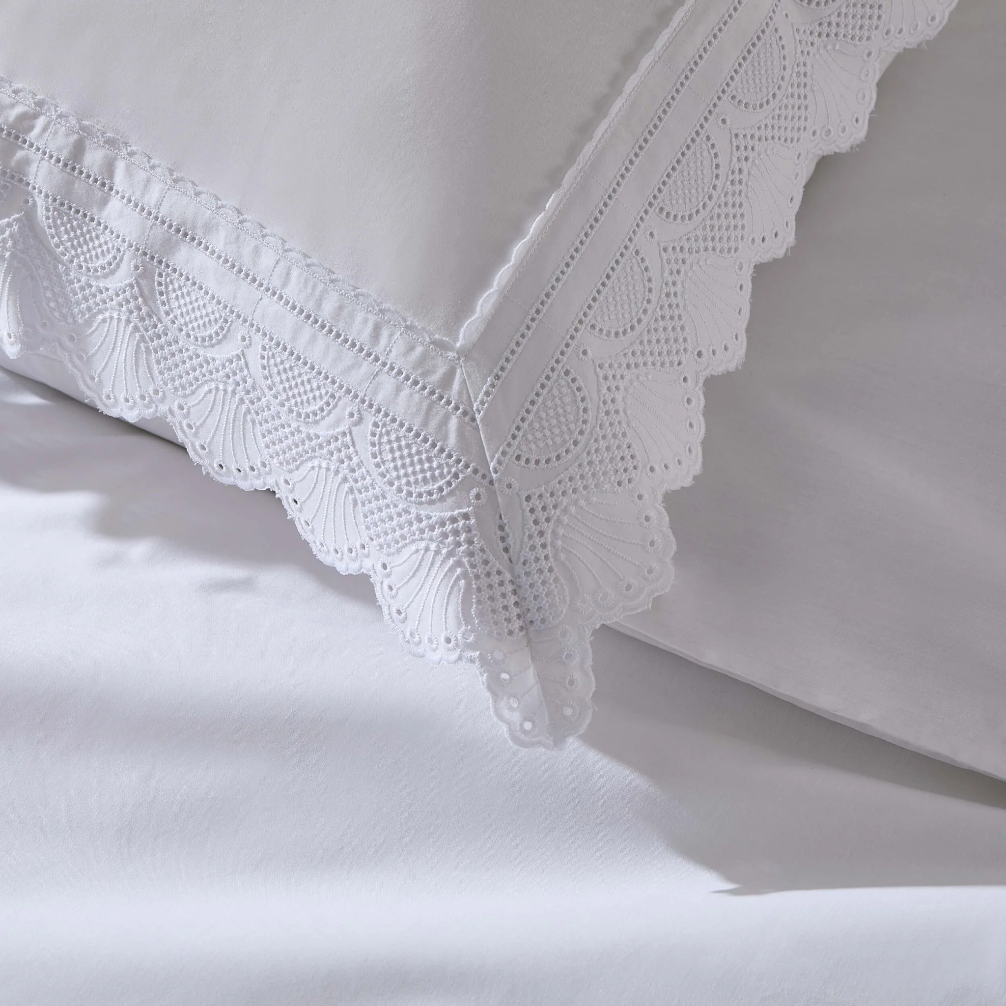 Pair of Alice Oxford Pillowcases - 200 Thread Count - White - Image 4