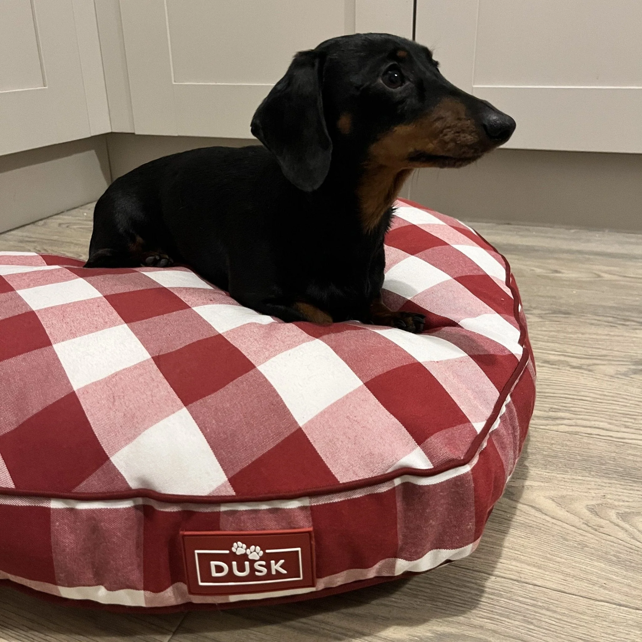 Beau Gingham Love Heart Dog Bed - White/Red - Image 3