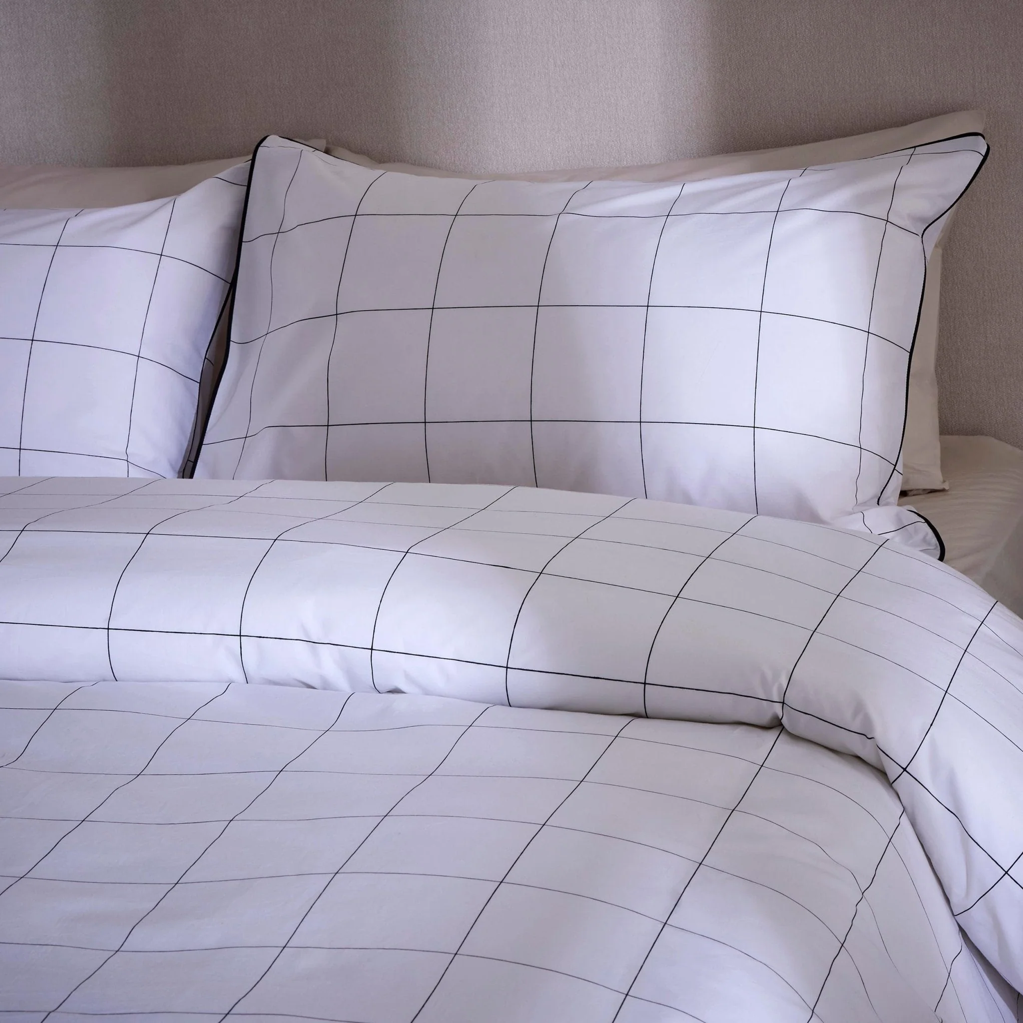 Bergen 200 Thread Count Duvet Cover & Pillowcase Set - Piped Check - White/Black - Image 2
