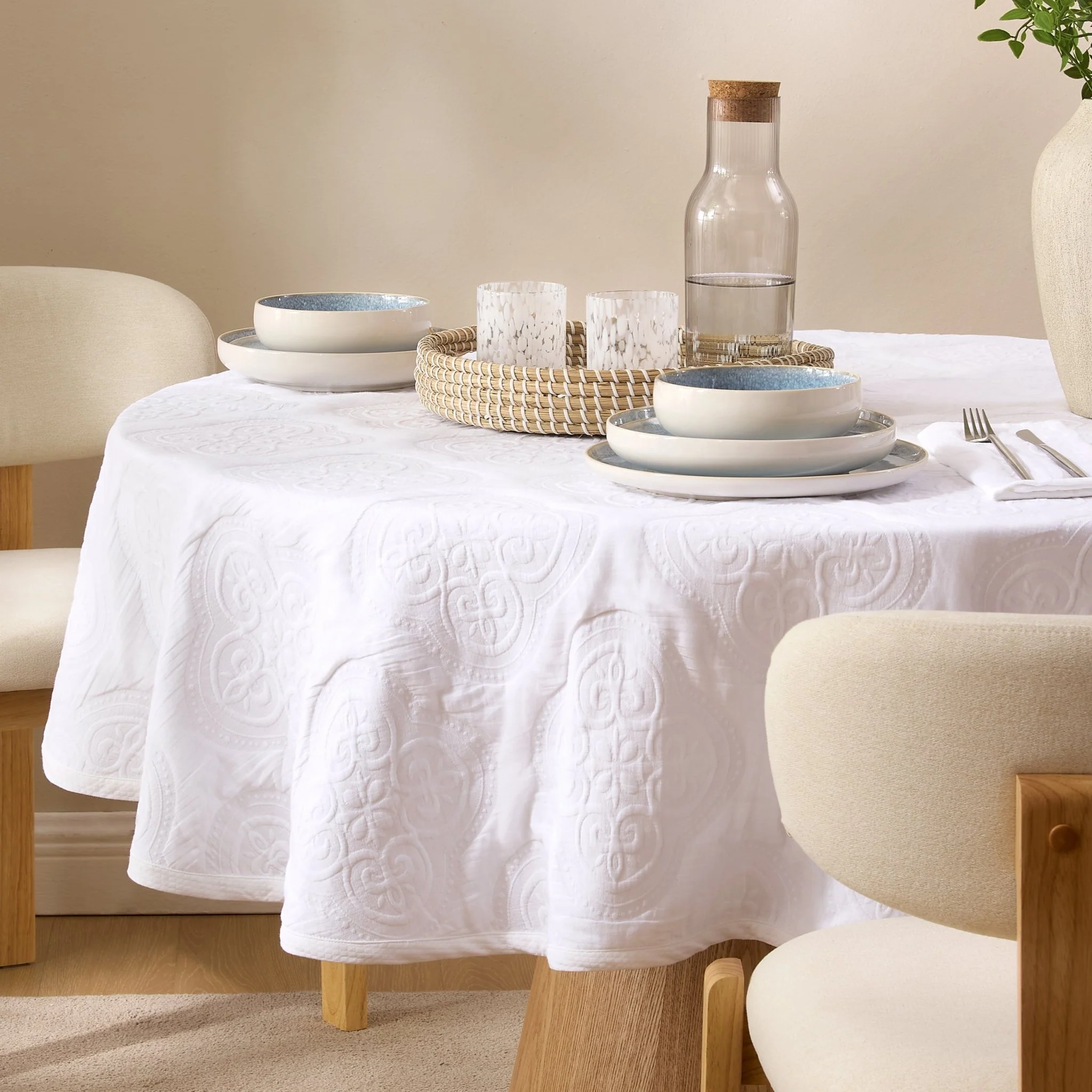 Cannes Matelassé 300 Thread Count Circle Tablecloth - White
