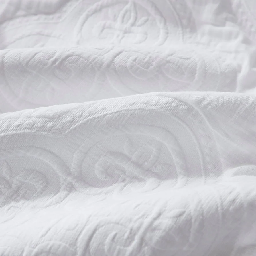 Cannes Matelassé 300 Thread Count Circle Tablecloth - White - Image 2