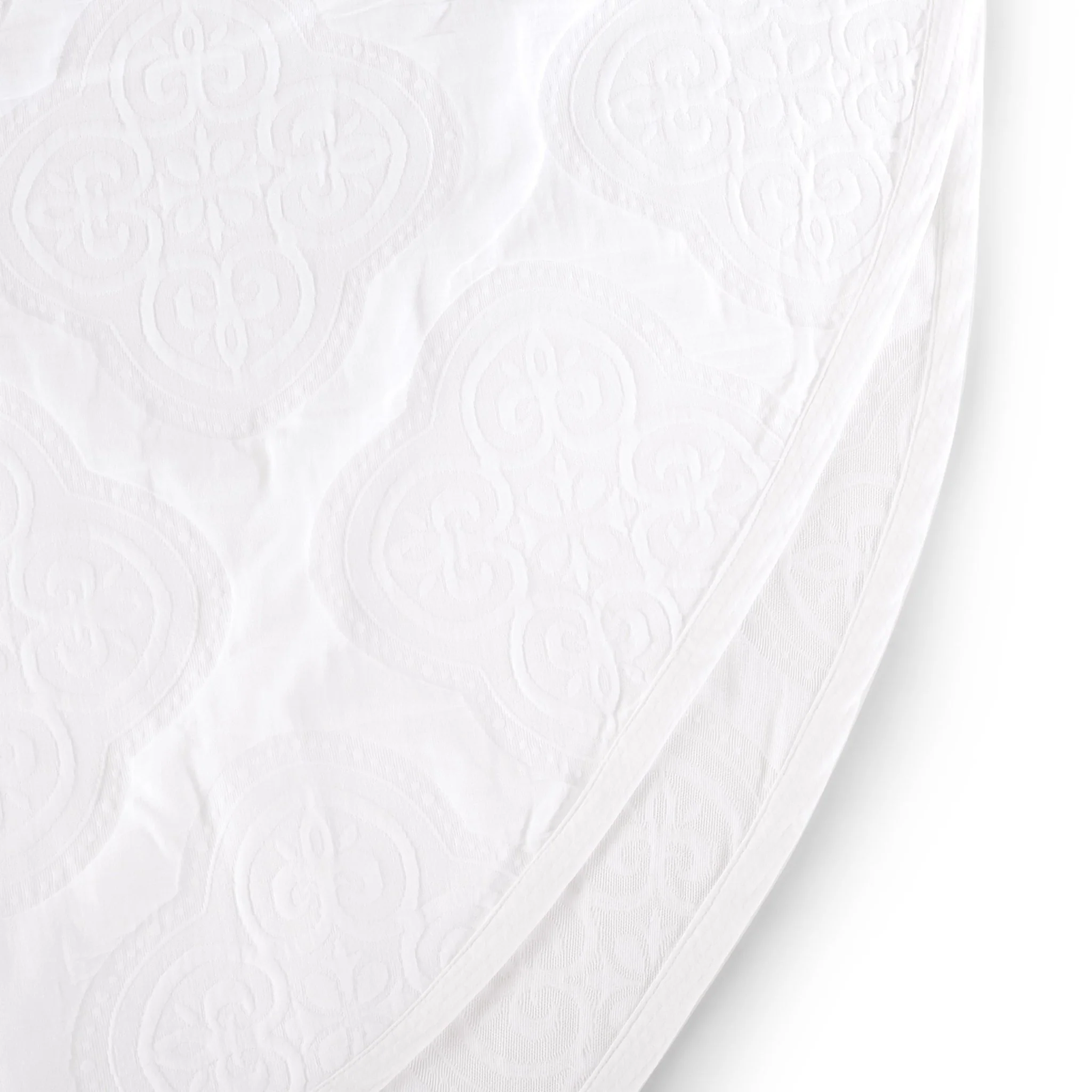 Cannes Matelassé 300 Thread Count Circle Tablecloth - White - Image 5