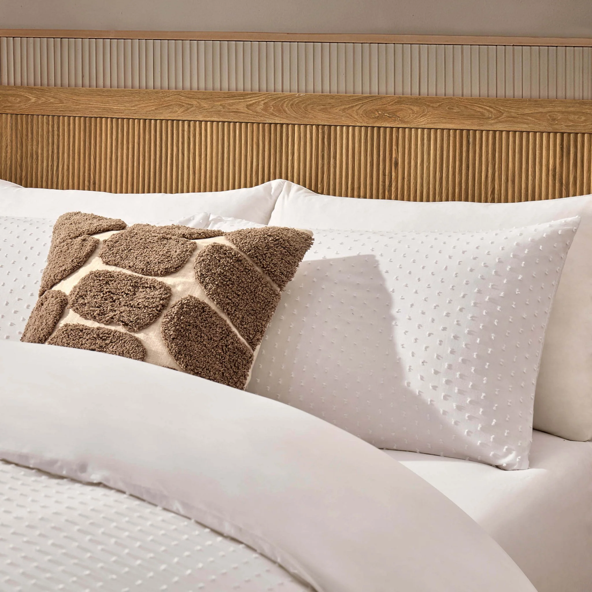 Clipped Jacquard Dobby 100% Cotton Duvet Cover & Pillowcase Set - White - Image 3