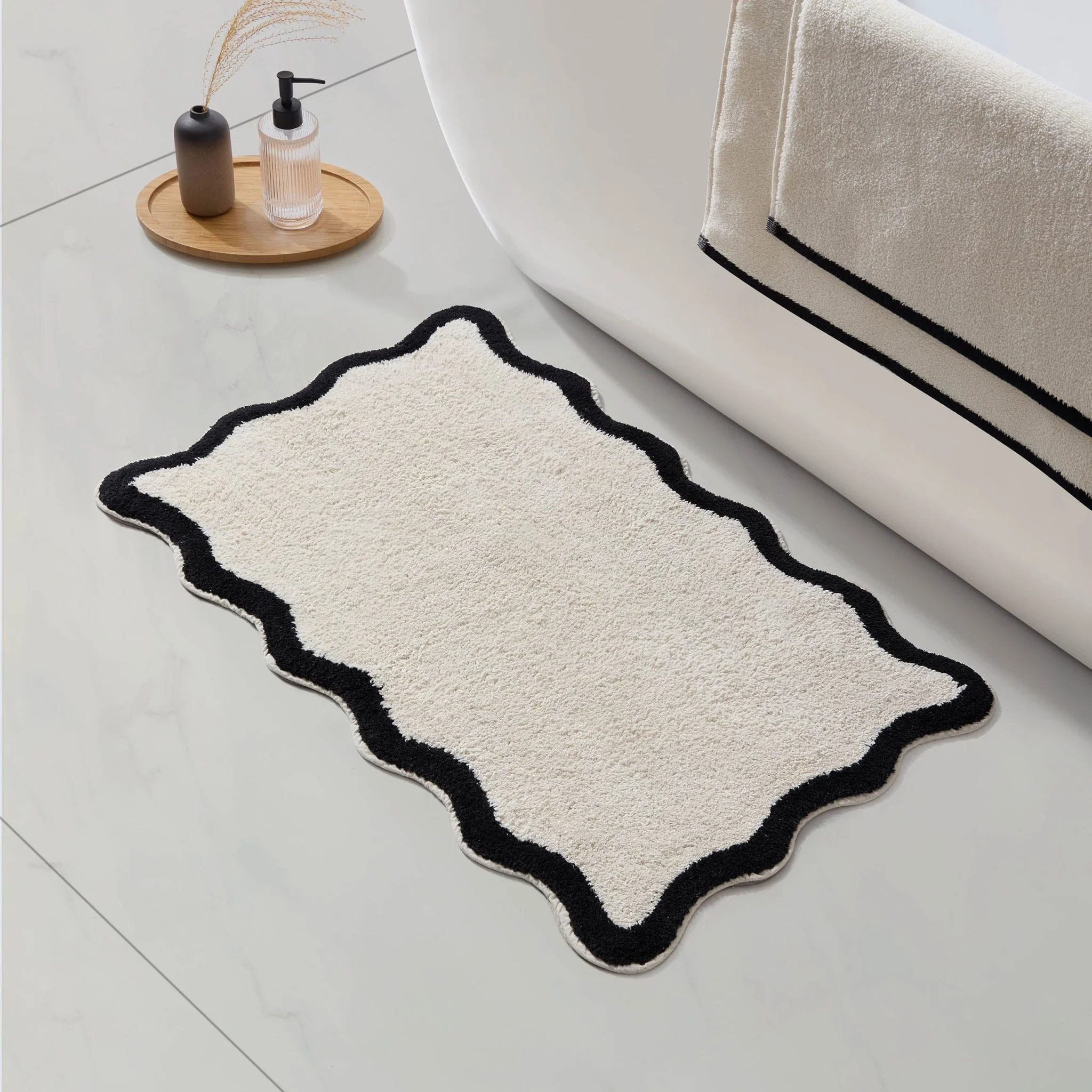 Kos Scalloped Bath Mat - Black