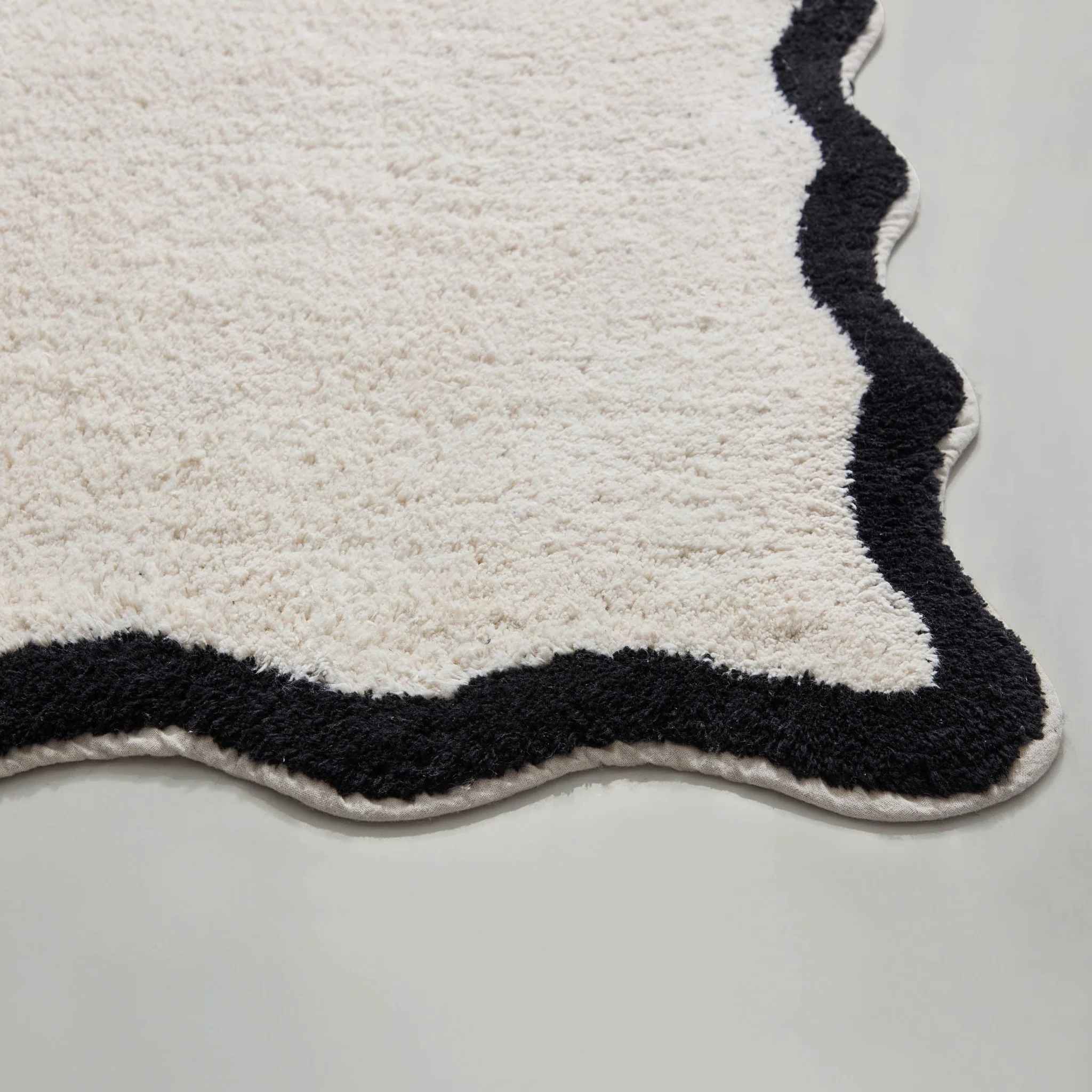 Kos Scalloped Bath Mat - Black - Image 2