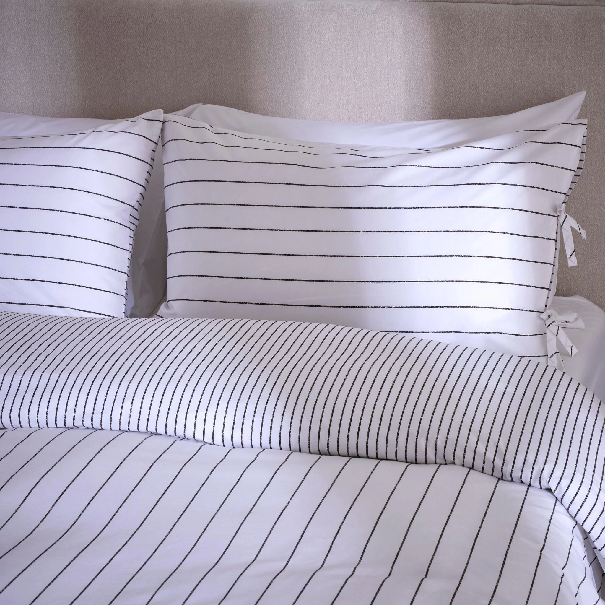 Malmo 100% Cotton Reversible Duvet Cover & Pillowcase Set - Printed Stripe - White/Grey - Image 3