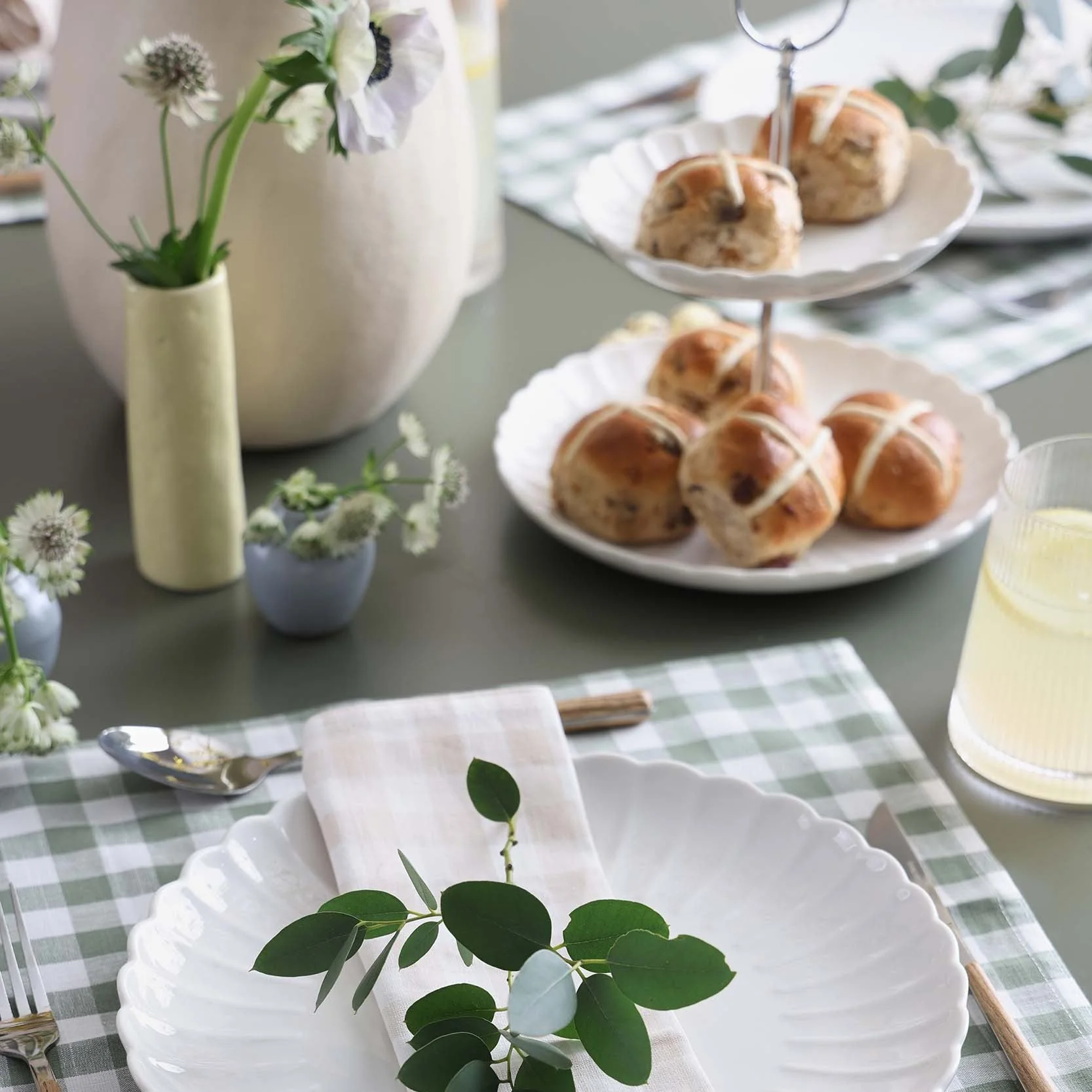 Mira Scalloped 2-Tier Cake Stand - Off White - Image 3