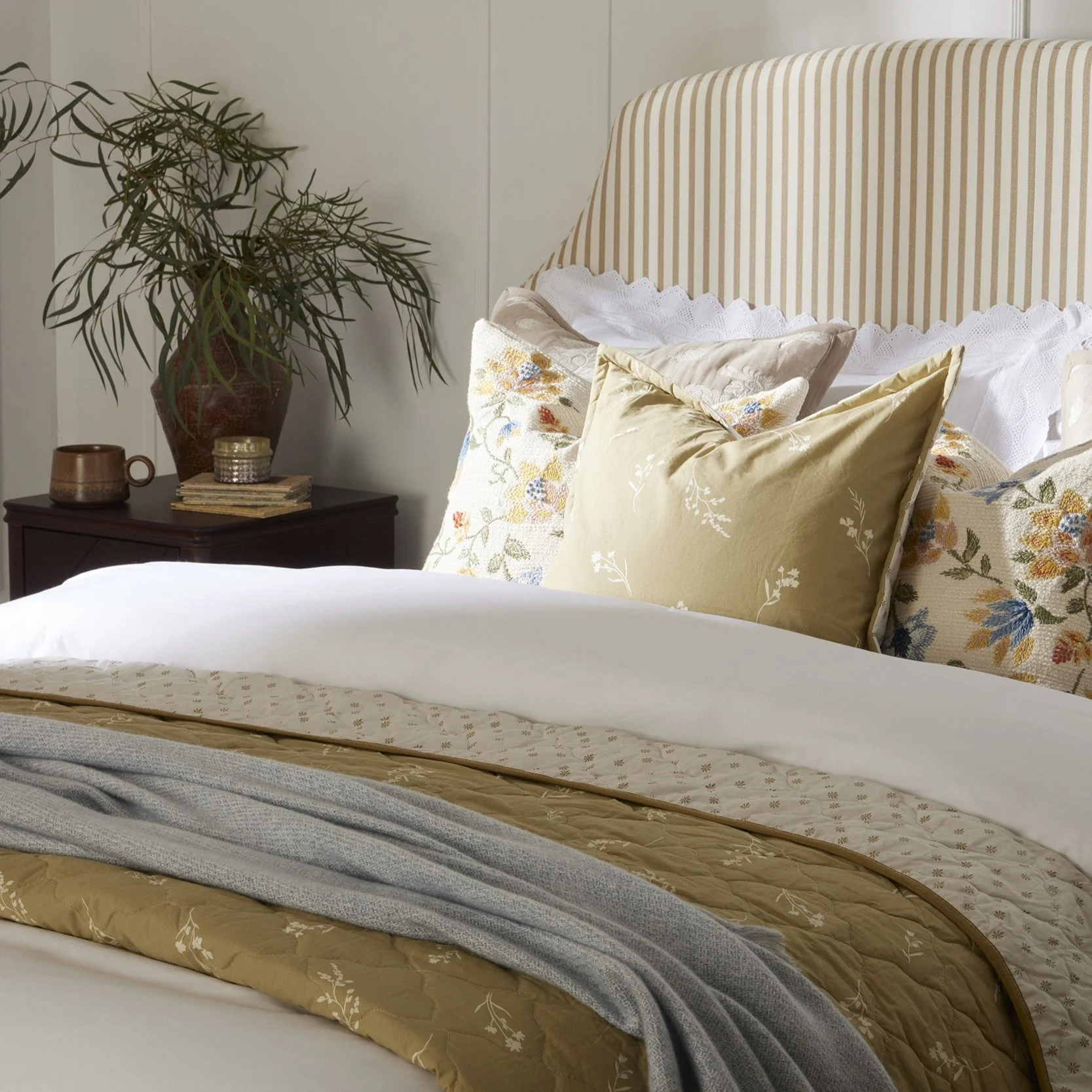 Pair of Alice Oxford Pillowcases - 200 Thread Count - White - Image 7
