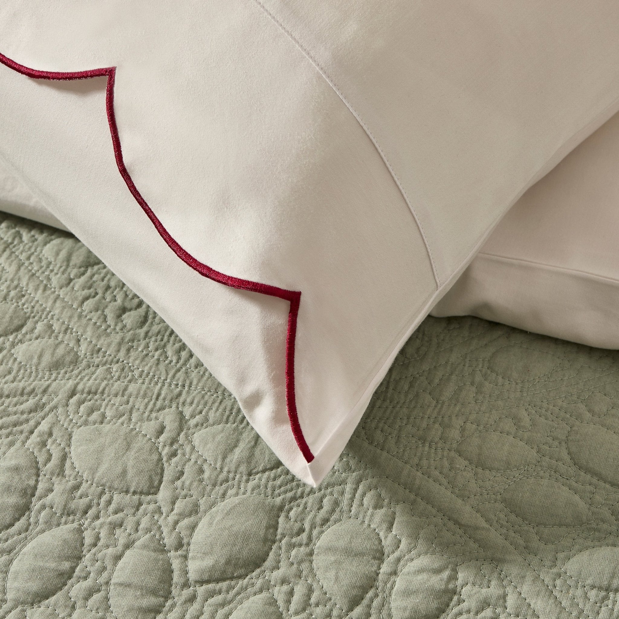Pair of Simone Scallop Embroidered Edge Pillowcases 220 Thread Count - White/Berry - Image 4