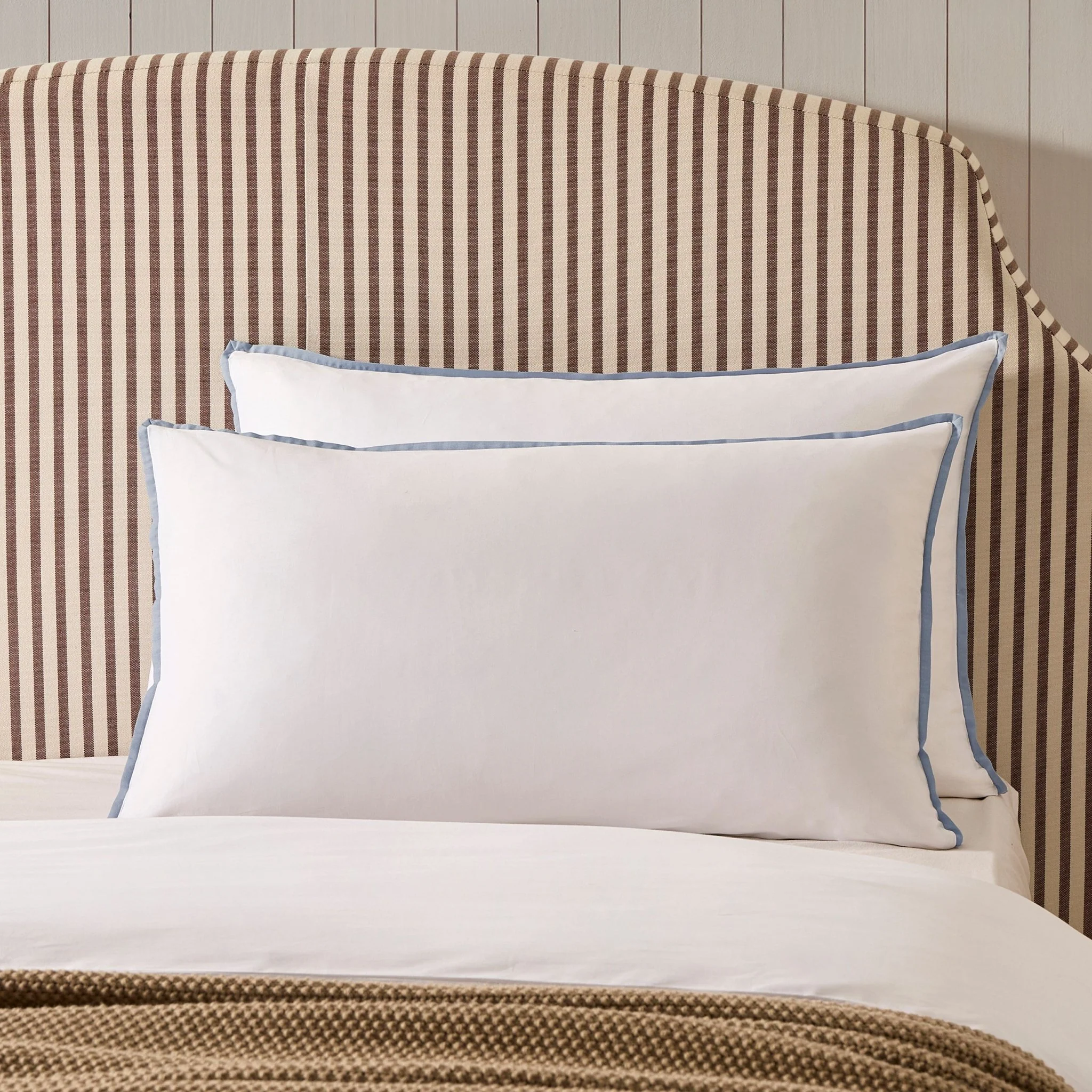 Pair of Super Soft Bamboo 300 Thread Count Cotton Plain Dye Classic Pillowcases - White/ Blue - Image 3