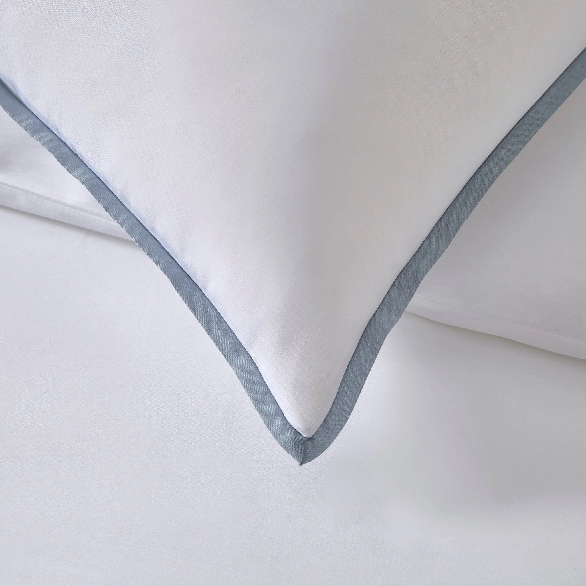 Pair of Super Soft Bamboo 300 Thread Count Cotton Plain Dye Classic Pillowcases - White/ Blue - Image 4