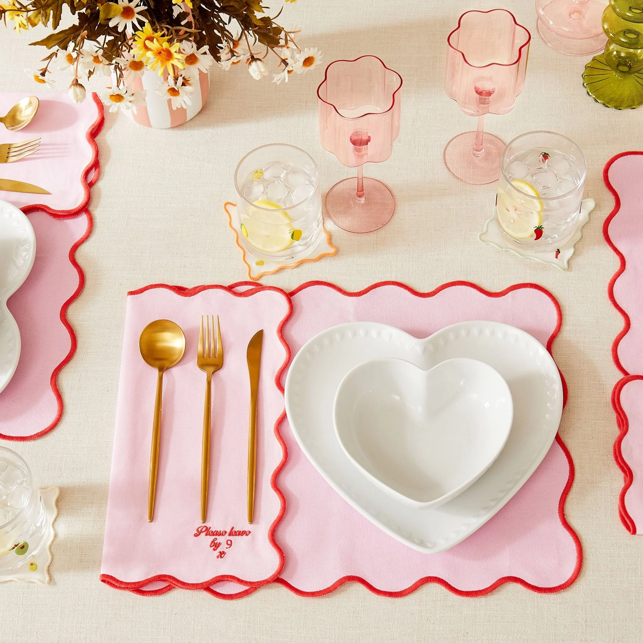 Please leave by 9 Scallop Edge Set of 4 Napkins - Pink/Red - Image 2