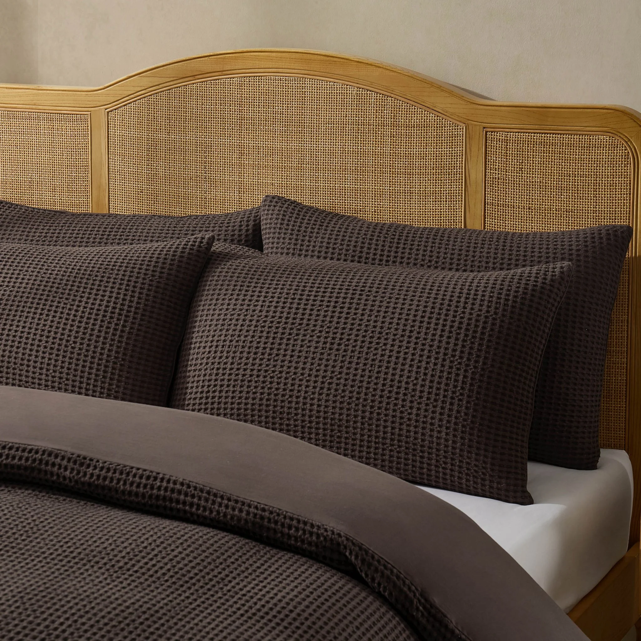 Portofino Waffle 100% Cotton Pair of Pillowcases 200 Thread Count - Chocolate - Image 2