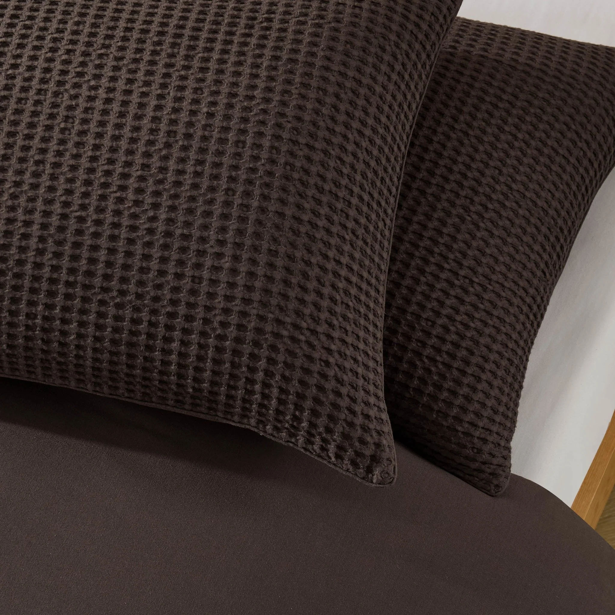 Portofino Waffle 100% Cotton Pair of Pillowcases 200 Thread Count - Chocolate - Image 3
