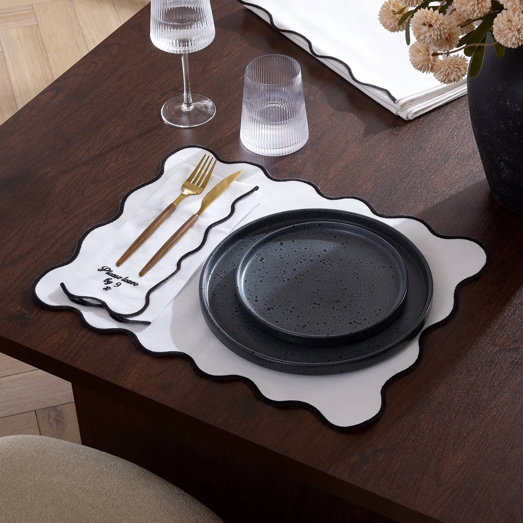 Scallop Edge Set of 4 Placemats - Off White/Black