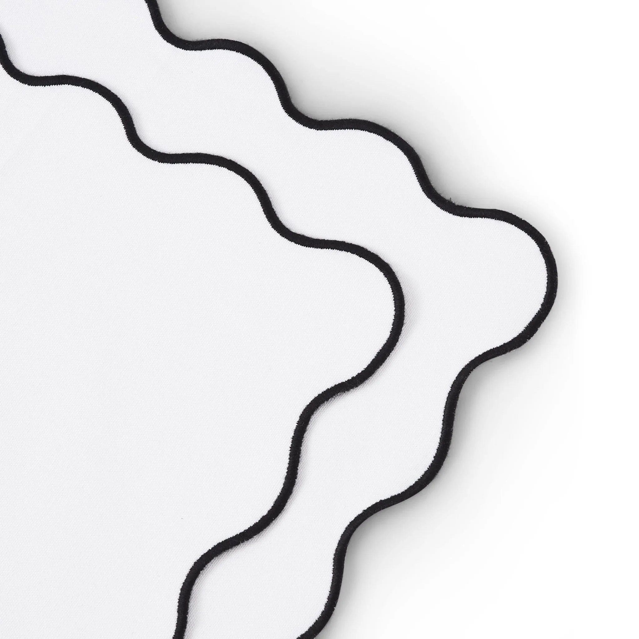 Scallop Edge Set of 4 Placemats - Off White/Black - Image 5