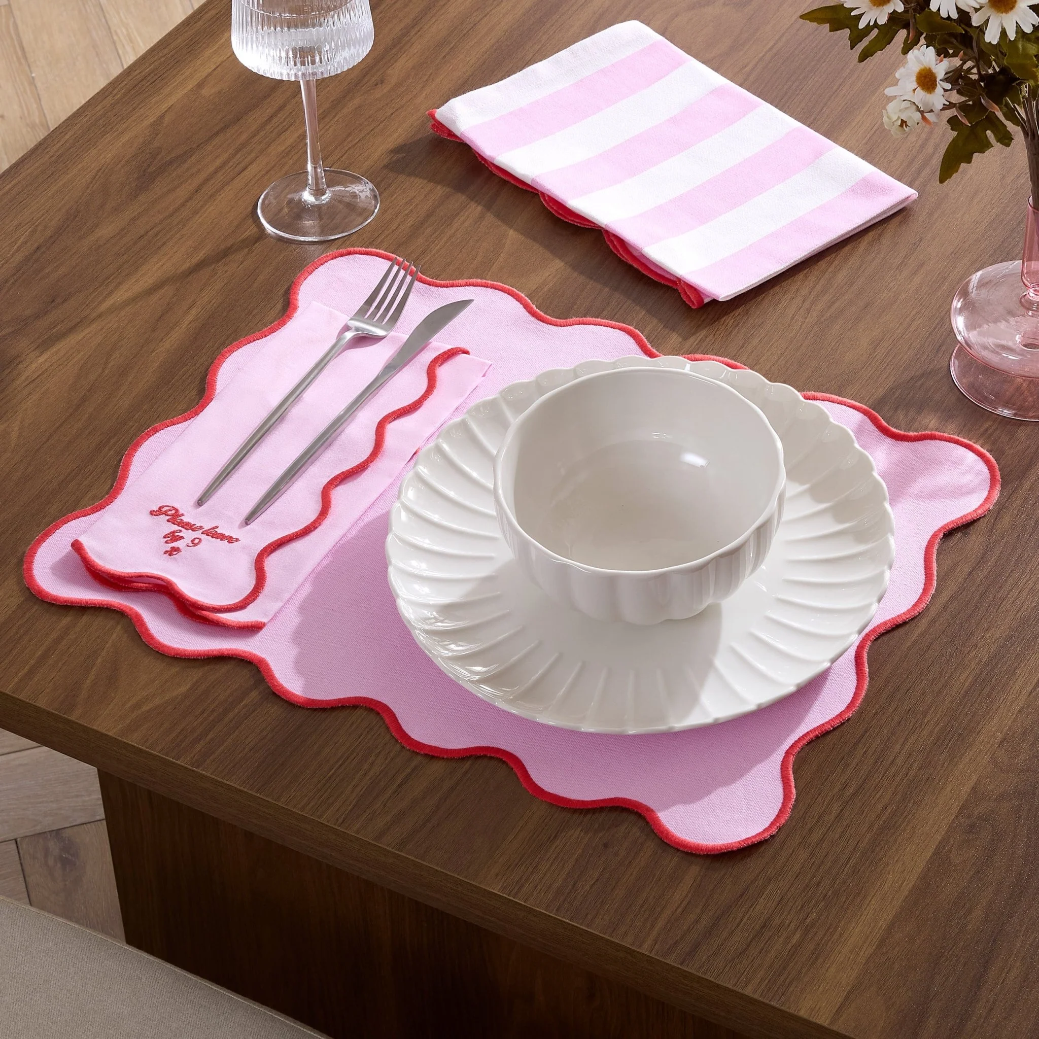 Scallop Edge Set of 4 Placemats - Pink/Red - Image 3