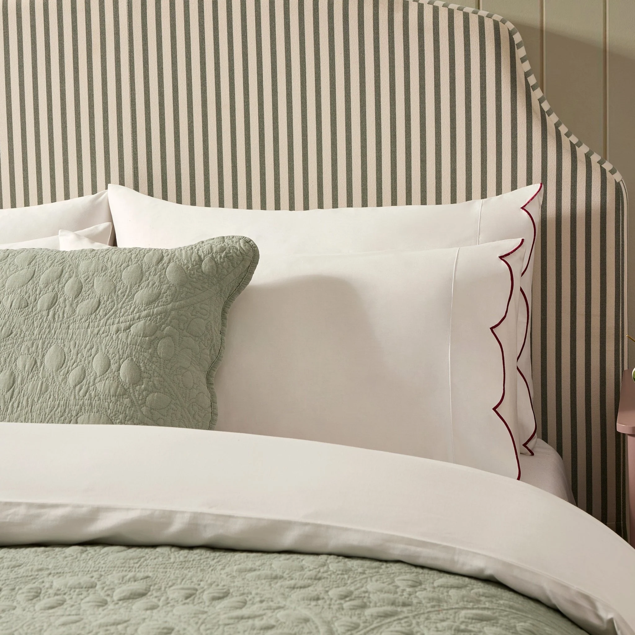 Simone 220 Thread Count Scallop Embroidered Edge Duvet Cover - White/Berry - Image 2