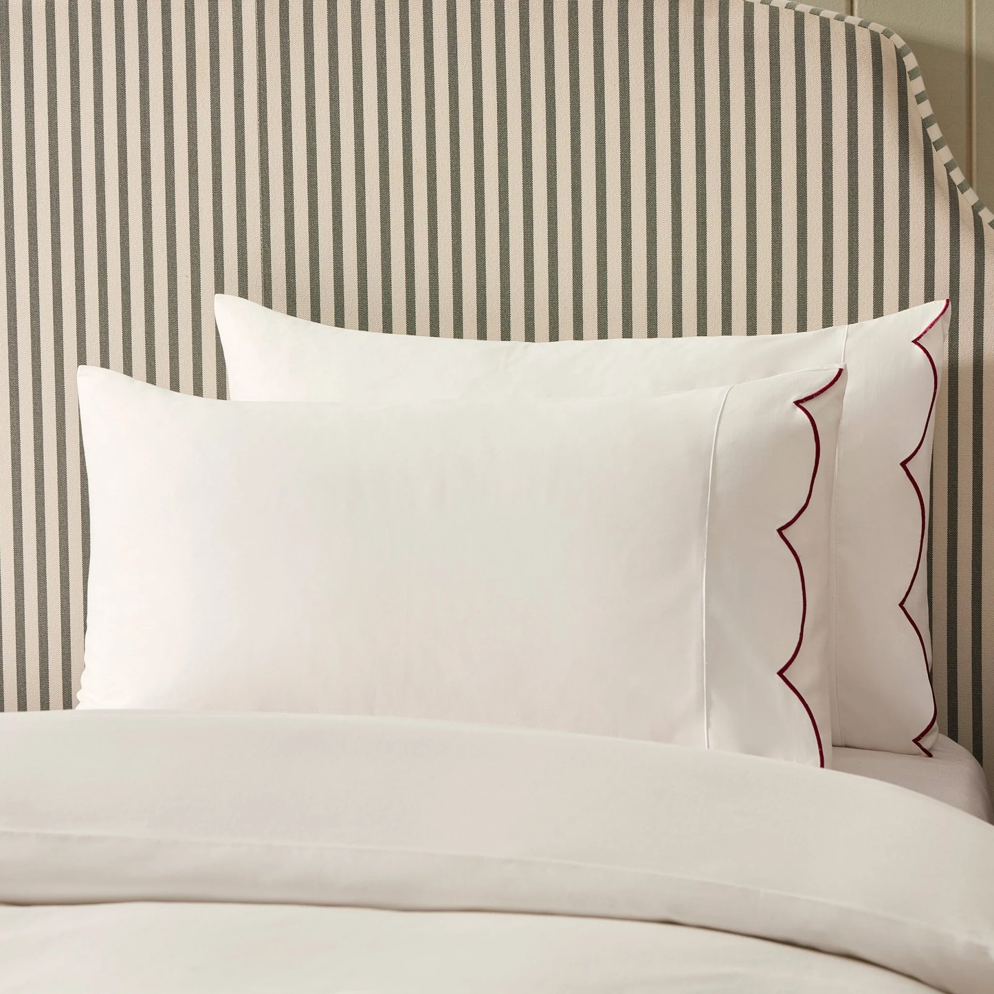 Simone 220 Thread Count Scallop Embroidered Edge Duvet Cover - White/Berry - Image 5