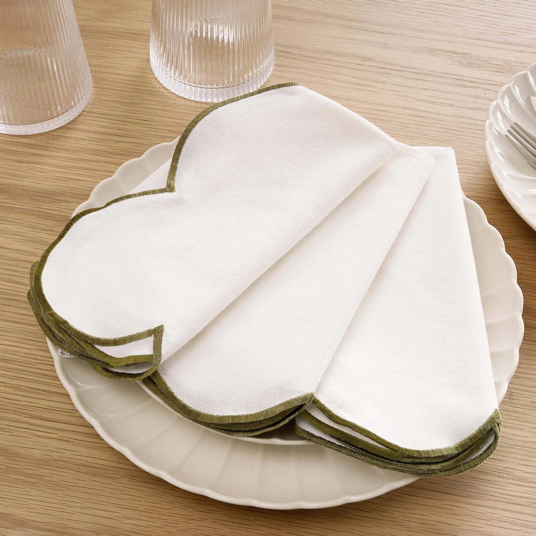 Simone Set of 4 Scallop Edge Napkins - Off White/Olive