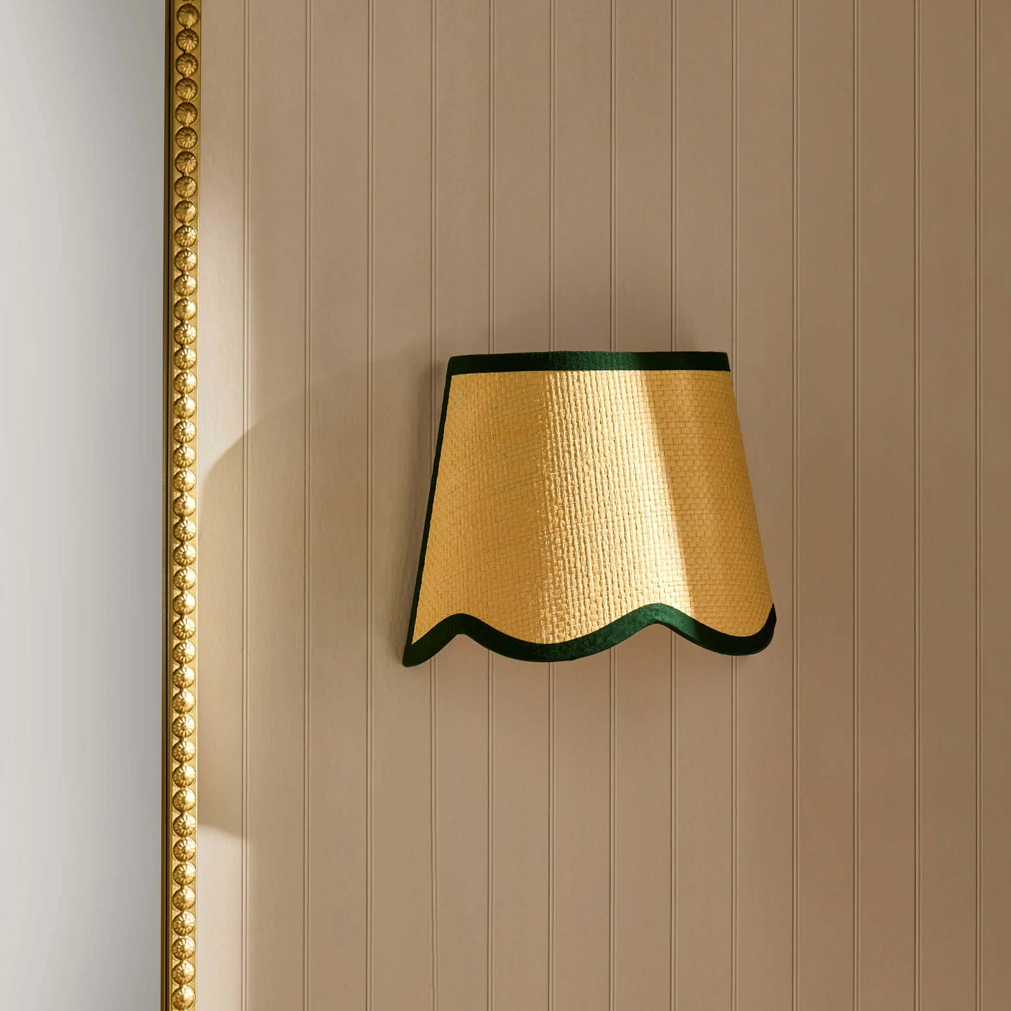 Vivienne Rechargeable Contrast Edge Scallop Wall light - White