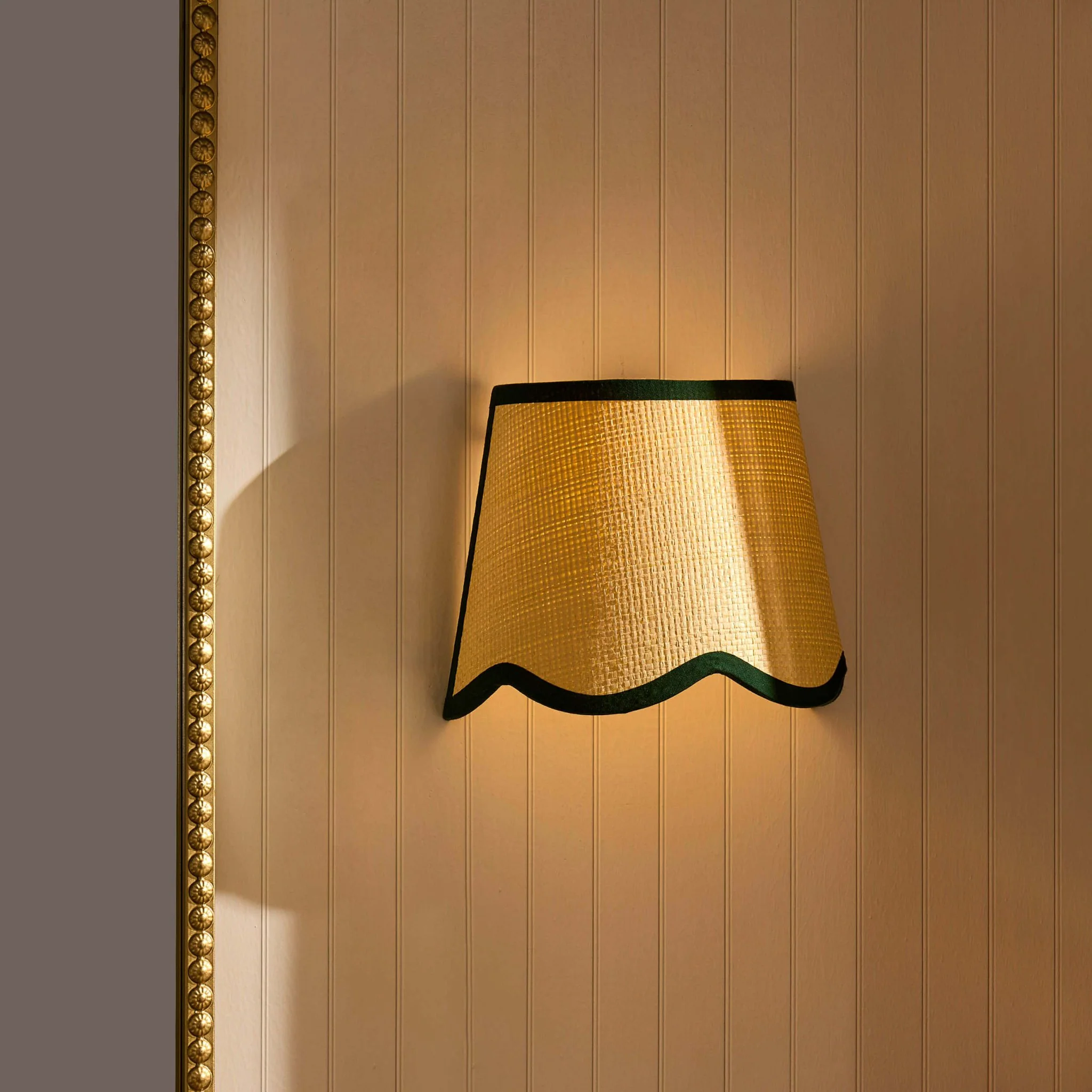 Vivienne Rechargeable Contrast Edge Scallop Wall light - White - Image 2